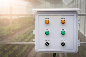 contrôle boîte automatique arrosage minuteur dans biologique ferme à l'intérieur serre. photo