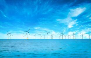 offshore vent turbine dans une parc éolien en dessous de construction de le Angleterre côte à bleu ciel photo