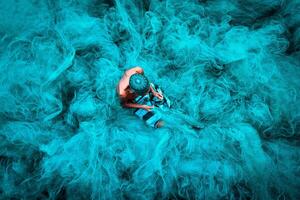 vieux pêcheur mains couture bleu pêche filets séance sur le sol et entouré gros net photo