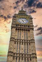 gros ben et Maisons de parlement à le coucher du soleil dans Londres, Royaume-Uni. photo