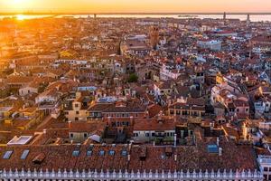 vue de dessus de la vieille ville de vanice au coucher du soleil photo