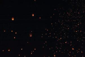 le beauté de le lanternes flottant dans le ciel pendant le yi peng Festival et le flottant lanterne Festival dans chiang mai province, Thaïlande. photo