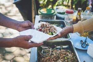 faim sans abri gens demande gratuit nourriture des dons de bénévoles social concept de portion photo