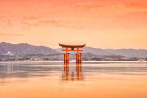 l'île de miyajima, la célèbre porte torii flottante photo