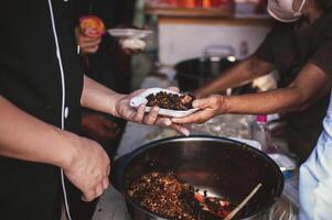 faim sans abri gens demande gratuit nourriture des dons de bénévoles social concept de portion photo