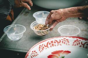 le Aidez-moi de bénévoles aide à faire un don gratuit nourriture à le affamé personnes. photo