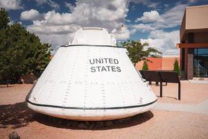 espace capsule exposition, uni États, Extérieur afficher avec moderne bâtiment, Arizona horizon vue photo