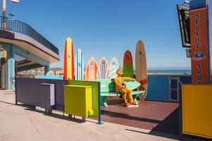 vibrant le surf culture scène avec divers planche de surf afficher sur plage promenade photo