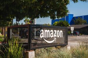 Sécurité clôture à amazone établissement avec logo, des arbres, et bleu bâtiment photo