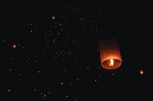 le beauté de le lanternes flottant dans le ciel pendant le yi peng Festival et le flottant lanterne Festival dans chiang mai province, Thaïlande. photo