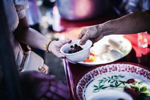 charité nourriture pour le pauvres et le sans abri . le concept de nourriture pénurie et faim photo