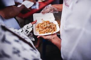 alimentation le pauvres à Aidez-moi chaque autre dans société. charité concept photo