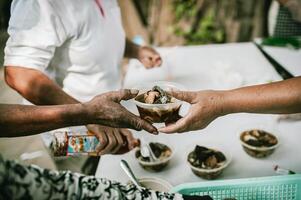 alimentation le pauvres à Aidez-moi chaque autre dans société. charité concept photo