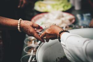 faim sans abri gens demande gratuit nourriture des dons de bénévoles social concept de portion photo