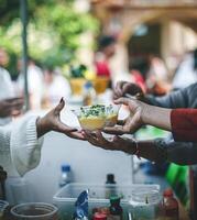 donnant gratuit nourriture aide le pauvres dans société. photo