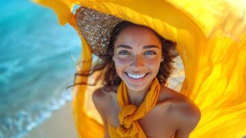 radiant femme dans Jaune écharpe profiter ensoleillé plage journée avec océan dans Contexte photo