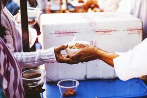 mains de faim gens demander pour gratuit nourriture de bénévoles humanitaire aide concept photo