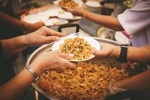 bénévoles offre gratuit nourriture à le pauvre. le concept de nourriture partage. photo