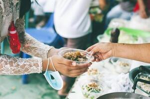 partage chaud nourriture pour sans abri et sans abri gens photo