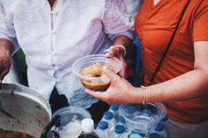 alimentation concept sans abri gens offre gratuit nourriture de Extérieur bénévoles. photo