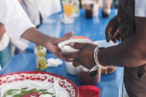 distribuer nourriture à Aidez-moi le pauvres dans société partage nourriture à le faim nourriture don concept photo