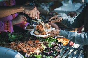 donnant gratuit nourriture aide le pauvres dans société. photo