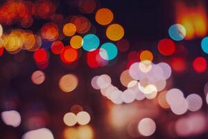 lampadaires multicolores la nuit dans la ville photo