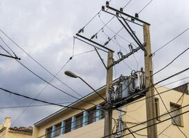 coup de le vieux électrique câble des postes dans le village. concept photo