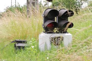 abandonné chemin de fer circulation lumières trop développé avec mauvaises herbes photo