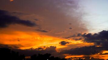 Bintaro Djakarta, janvier 26, 2024 - le coucher du soleil dans le ville, silhouette de une paysage urbain. photo