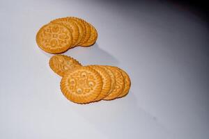 des biscuits isolé sur une blanc tableau. photo
