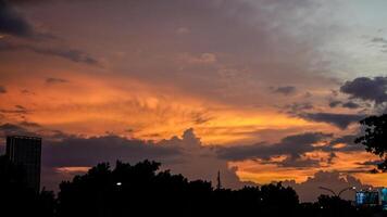 Bintaro Djakarta, janvier 26, 2024 - le coucher du soleil dans le ville, silhouette de une paysage urbain. photo