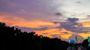 Bintaro Djakarta, janvier 26, 2024 - le coucher du soleil dans le ville, silhouette de une paysage urbain. photo