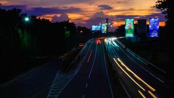 Bintaro Djakarta, janvier 26, 2024 - le coucher du soleil dans le ville, silhouette de une paysage urbain. photo