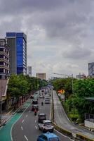 central Djakarta, janvier 30, 2024 - Haut vue de circulation couler sur le des rues de centre ville Djakarta. photo