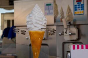 la glace crème machine avec décoratif la glace crème dans le premier plan photo