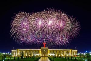 Ouzbékistan, Tachkent - septembre 1, 2023 multicolore feux d'artifice plus de le indépendance monument dans Yangi Ouzbékistan parc dans Tachkent sur indépendance journée. photo