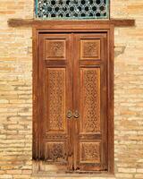 sculpté en bois des portes avec motifs et mosaïques. photo