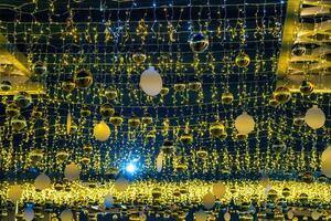 Nouveau année ou Noël de fête d'or des balles pendaison dans Lignes contre le nuit ciel. photo