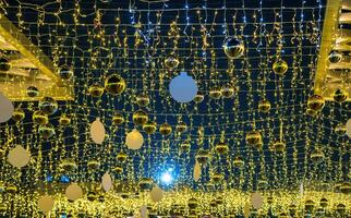 Nouveau année ou Noël de fête d'or des balles pendaison dans Lignes contre le nuit ciel. photo