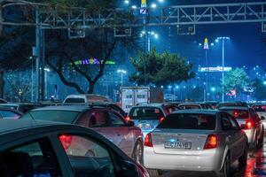 Ouzbékistan, Tachkent - décembre 27, 2022 voiture circulation lumière à nuit ville. circulation confiture dans soir se ruer heure. photo