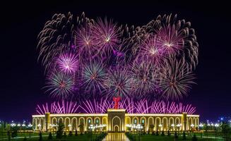 Ouzbékistan, Tachkent - septembre 1, 2023 multicolore feux d'artifice plus de le indépendance monument dans Yangi Ouzbékistan parc dans Tachkent sur indépendance journée. photo
