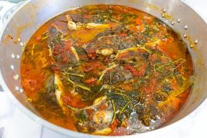 traditionnel Portugais poisson ragoût, mijoter dans une grand pot à une rustique restaurant. authentique les saveurs capturé dans une culinaire chef-d'œuvre. photo