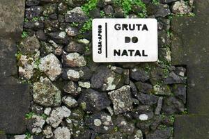 terceira île, les açores, le Portugal. Mars 12, 2024. pittoresque soutien maison niché près terceira îles Noël grotte, açores. charmant lieu pour sur le thème des vacances imagerie. photo