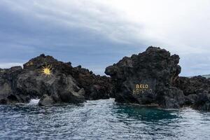 étourdissant Naturel piscines de les biscoïtes, terceira île, les açores, niché au milieu de noir volcanique rochers formé par éruptions. photo