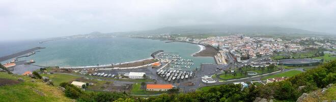 Praia da vitoria, les açores, le Portugal. Mars 11, 2024. aérien vue de Praia da Vitoria plage, ville, et Marina sur terceira île, açores. Stupéfiant côtier paysage. photo