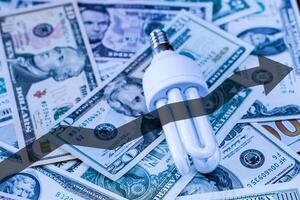 LED lampe sur dollar factures Contexte. photo