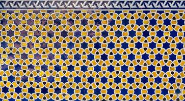 géométrique traditionnel islamique ornement. fragment de une céramique mosaïque. photo
