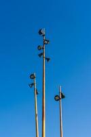 piliers avec moderne LED lanternes contre le bleu ciel. photo
