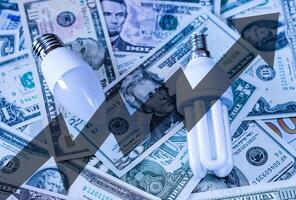 LED lampe sur dollar factures Contexte. photo